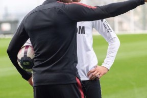 包含摩纳哥训练开放日，训练课后复出首秀引观众欢呼，葡超在即，纪律约束更严格的词条爱游戏体育app