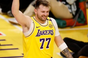 东契奇新星出色防守表现惊艳，RNG未来可期！(东契奇克服颈伤触底反弹 单节暴走狂砍19分强势收胜)爱游戏体育app